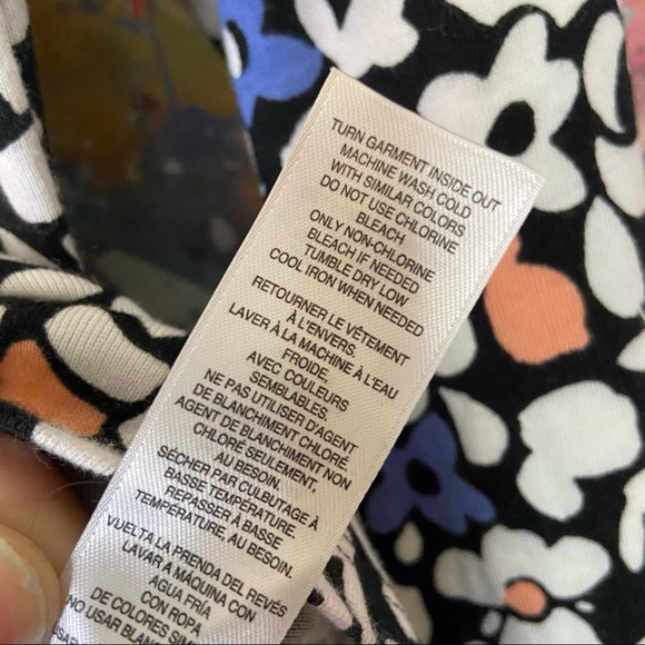 🖤Avon Floral Long-sleeved Tee w/ button details 3/$15 - Picture 4 of 6